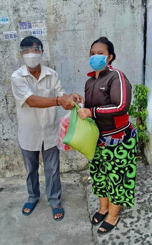 Ông Tạc đi phát quà cứu hộ cho các gia đình khó khăn ở tổ 2 Phước Thành,