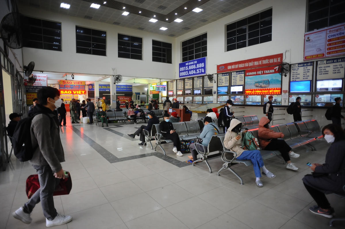 Quang cảnh vắng lặng bên trong bến xe Mỹ Đình. 