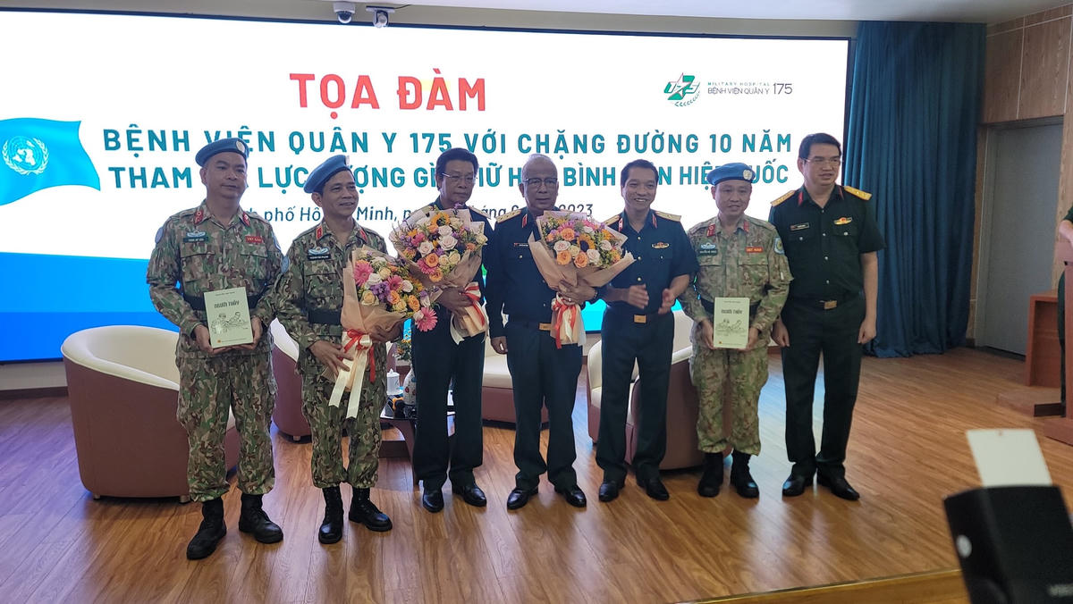 Thượng tướng Nguyễn Chí Vịnh đã thay mặt trao tặng sách cho đội ngũ y bác sĩ bệnh viện dã chiến 2.5. (Ảnh: H.Lê)