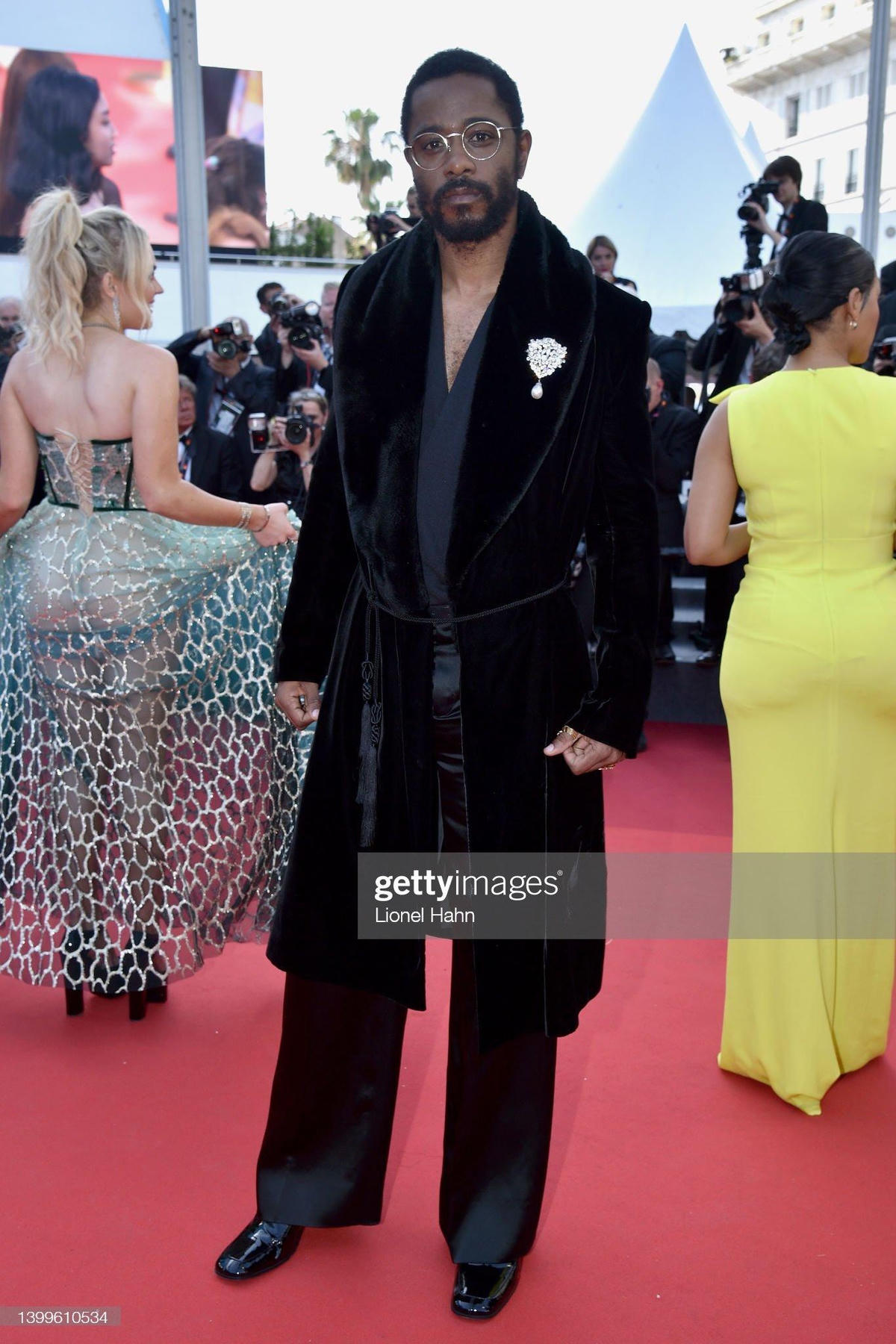  Tài tử Mỹ Lakeith Stanfield "đỏm dáng" với áo choàng nhung và quần ống loe.