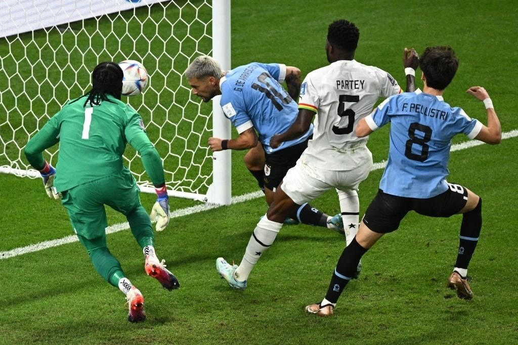 De Arrascaeta ghi hai bàn vào lưới Ghana.