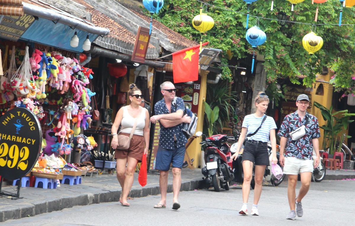 Du khách nước ngoài tham quan phố cổ Hội An dịp lễ.