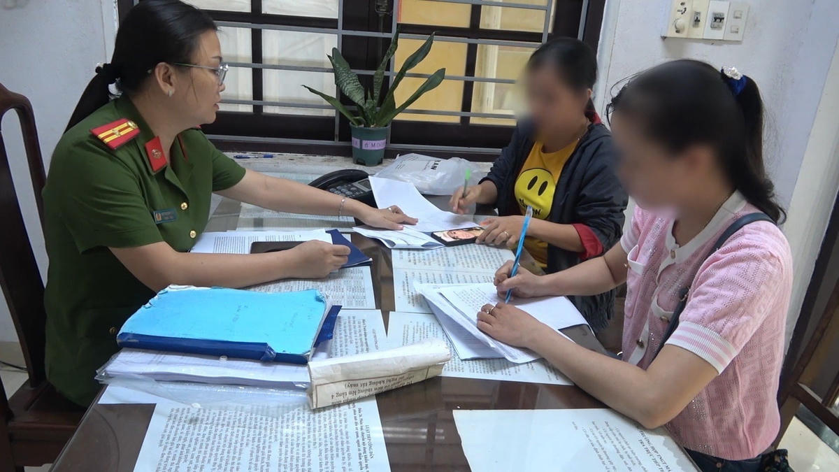 Chị N. (áo hồng) đến trình báo tại cơ quan Công an.