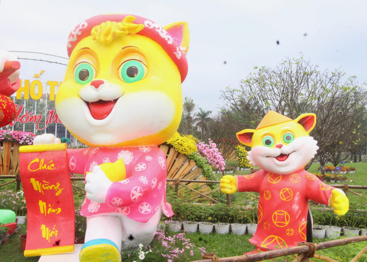 Mèo mẹ dẫn mèo con đi du xuân.