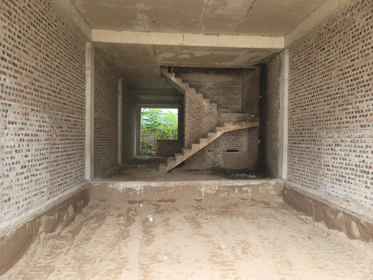 Một căn biệt thự vừa được dọn rác, san nền.