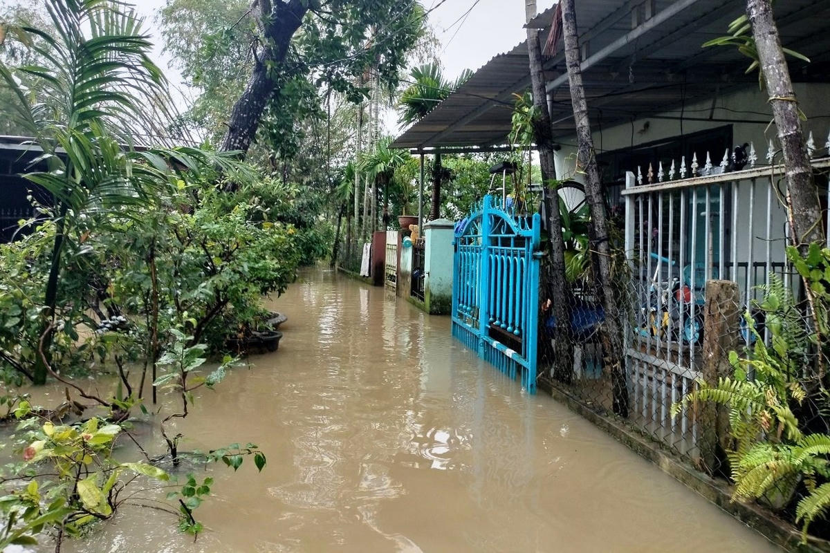 Mưa lớn khiến nhiều tuyến đường ở khối phố Mỹ Thạch Trung (Tam Kỳ, Quảng Nam) ngập nặng.