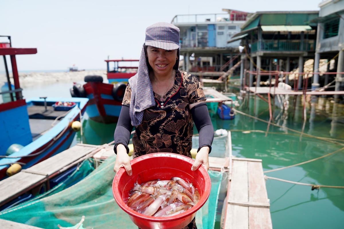 Mặc dù giá mực nhảy Vũng Áng hiện nay khá cao, dao động từ 650.000 - 800.000 đồng/kg nhưng món ăn đặc sản này lại thu hút khách, có những ngày cuối tuần không đủ mực để bán.