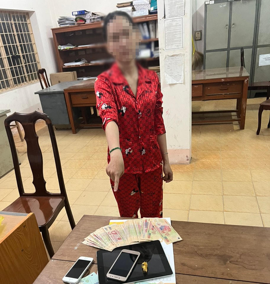 Dương Thị Đài Trang cùng tang vật được lực lượng công an thu hồi.
