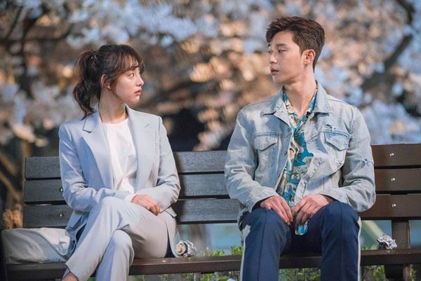 Park Seo Joon vào vai Go Dong Man đóng cặp với Kim Ji Won trong "Cháy mãi ước mơ".