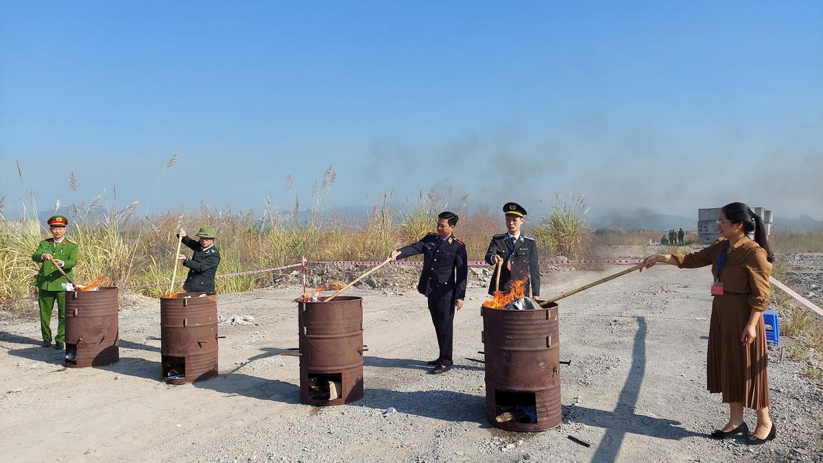 Hội đồng Tiêu hủy vật chứng tiến hành tiêu hủy gần 20kg ma túy vật chứng trong 2 vụ án hình sự. Ảnh: QMG.