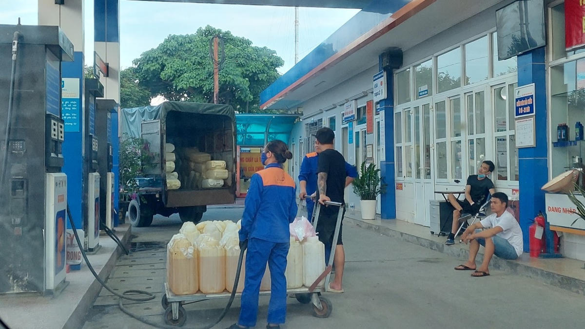 Một cửa hàng xăng dầu tại TP Móng Cái bị phát hiện vi phạm.