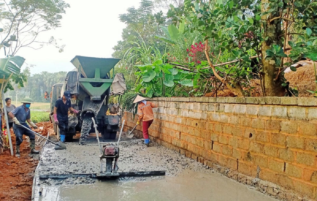 Người dân xóm Làng Ngòi, xã Động Đạt, huyện Phú Lương tham gia làm đường bê tông xây dựng nông thôn mới.  