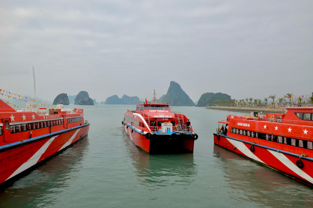 Tàu Toàn Trang 28 chở theo 46 khách đã xuất bến đi tuyến Vân Đồn – Cô Tô là chuyến tàu đầu tiên xuất bến Ao Tiên.