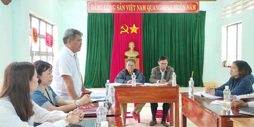 Ông Hồ Văn Điềm, Chủ tịch Ủy ban MTTQ Việt Nam tỉnh  Gia Lai, phát biểu tại buổi sinh hoạt Chi bộ làng Brếp. 