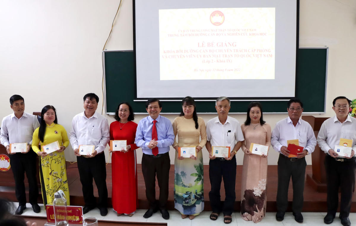 Phó Chủ tịch Nguyễn Hữu Dũng trao Giấy chứng nhận hoàn thành Lớp bồi dưỡng cán bộ chuyên trách cấp phòng và chuyên viên Ủy ban MTTQ Việt Nam (lớp 2 – khóa IX) cho các học viên.