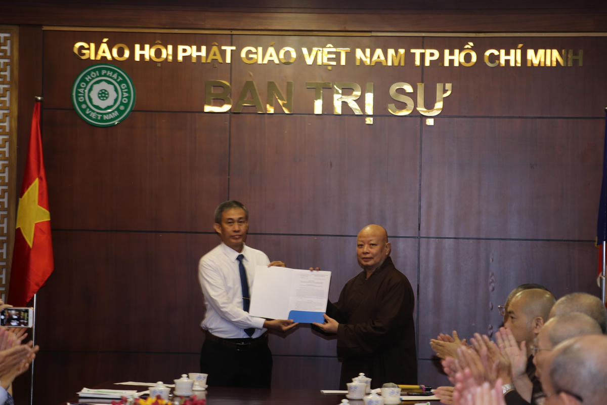 Ông Võ Văn Thiện trao Quyết định công nhận chức danh Phó Chủ tịch không chuyên trách Ủy ban MTTQ Việt Nam TP HCM cho Hòa thượng Thích Lệ Trang.