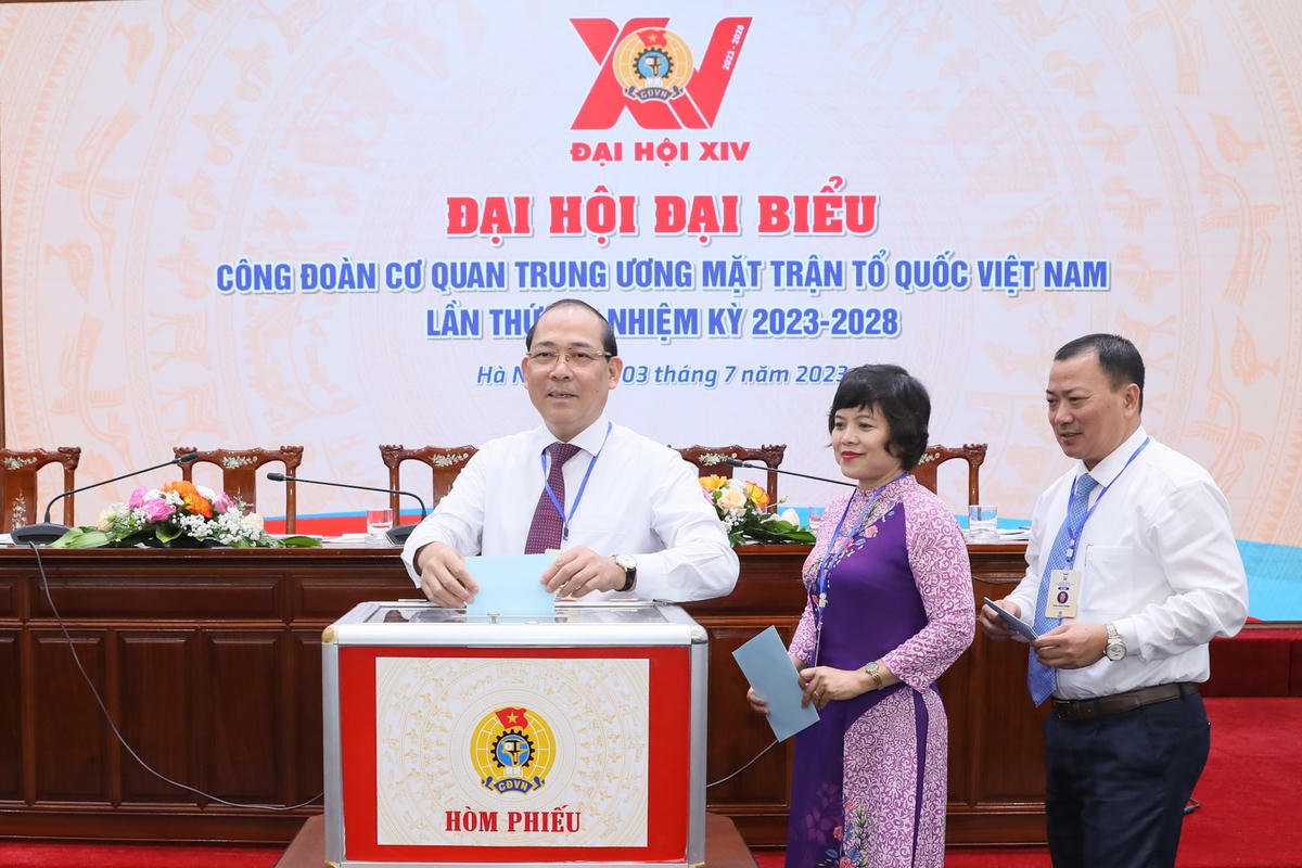Phó Chủ tịch UBTƯ MTTQ Việt Nam Hoàng Công Thủy bỏ phiếu tại Đại hội.