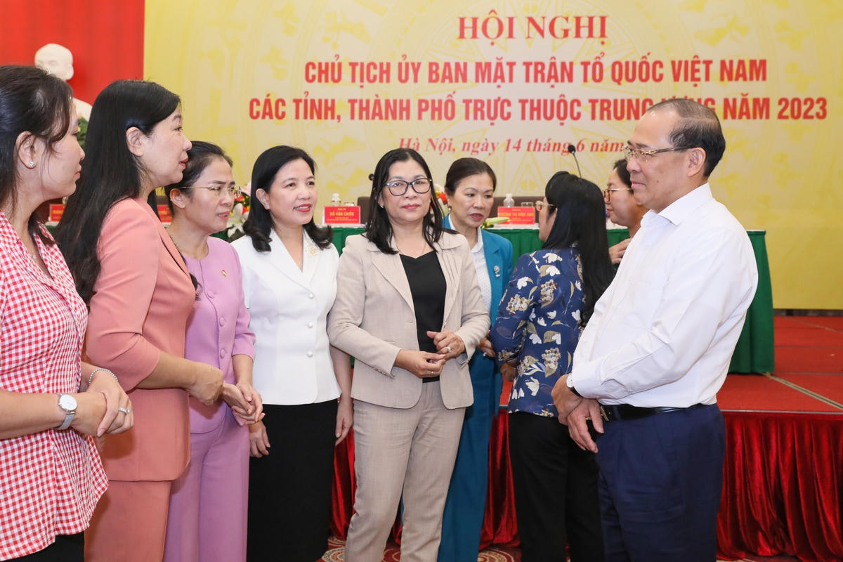 Phó Chủ tịch Trương Thị Ngọc Ánh, Phó Chủ tịch Hoàng Công Thủy trao đổi bên lề cùng các đại biểu tham dự Hội nghị. Ảnh: Quang Vinh.