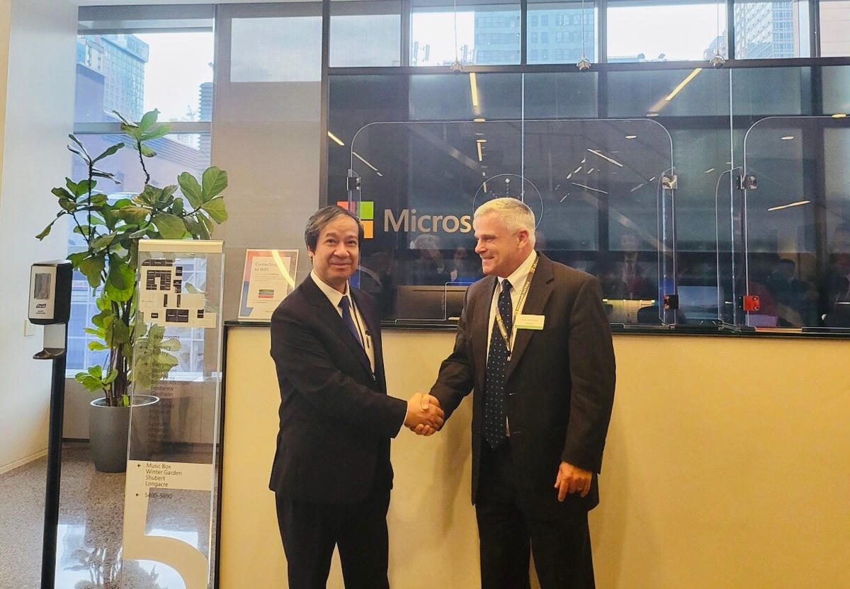Bộ trưởng Bộ GDĐT Nguyễn Kim Sơn và Phó Chủ tịch Tập đoàn Microsoft.