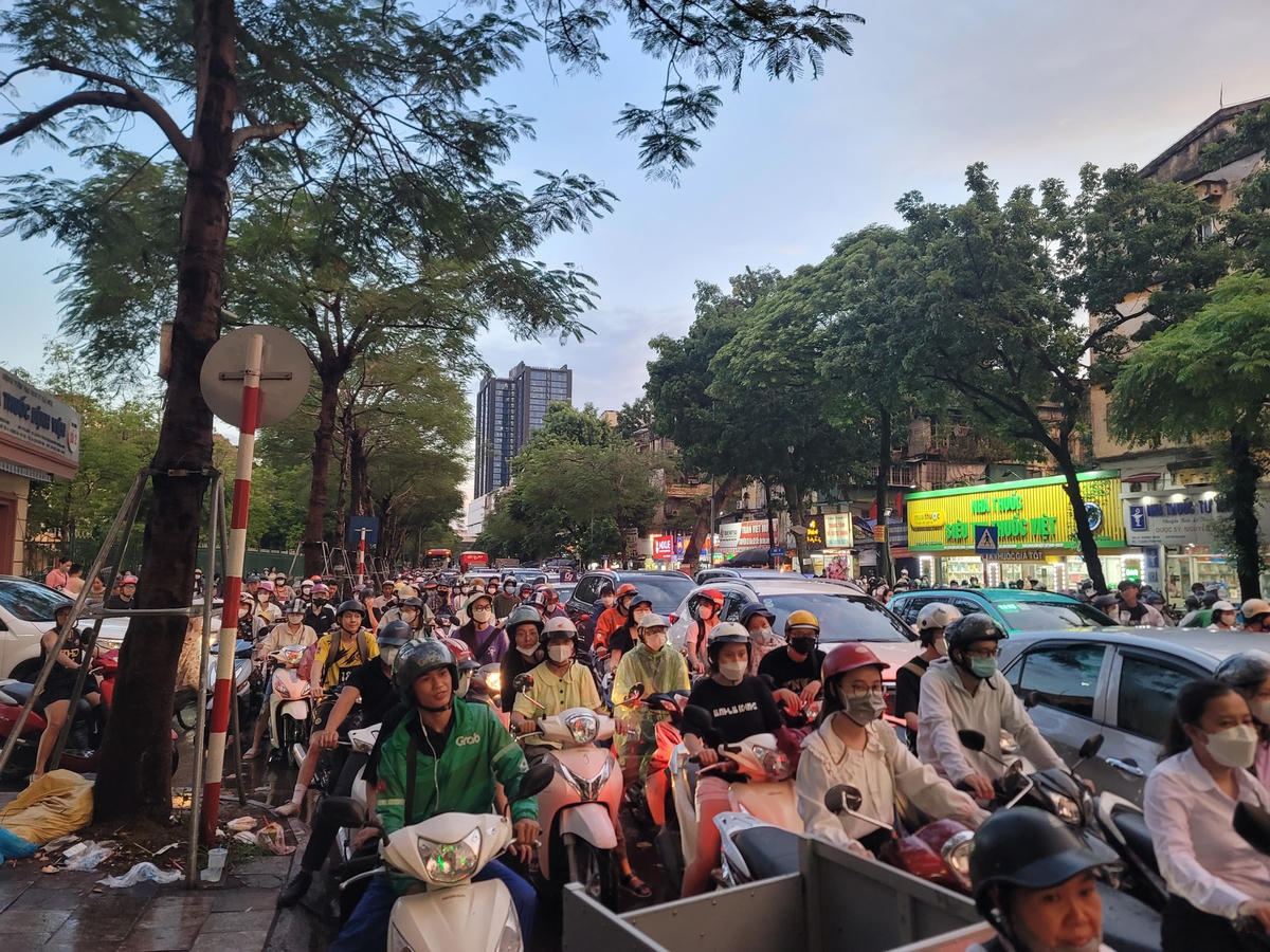 Chiều 8/8, cơn mưa xuất hiện đúng giờ tan tầm khiến phương tiện lưu thông gặp khó khăn, nhiều tuyến đường ùn tắc.
