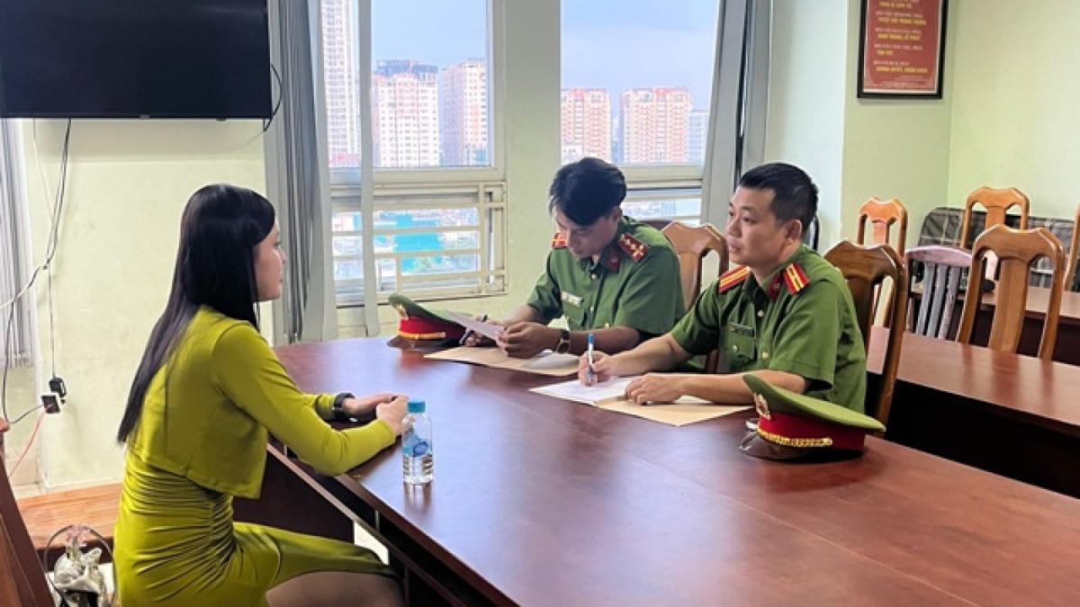 Nữ "tú bà" tiếp viên hàng không V.T.M.H làm việc với lực lượng chức năng. (Ảnh: CACC).
