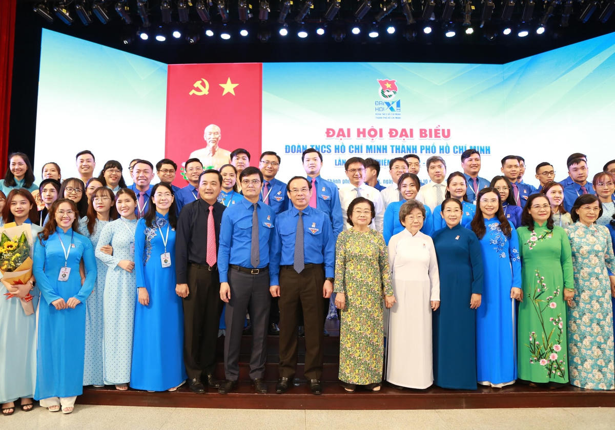 Bí thư Thành ủy TP HCM chụp ảnh lưu niệm tại Đại hội. 