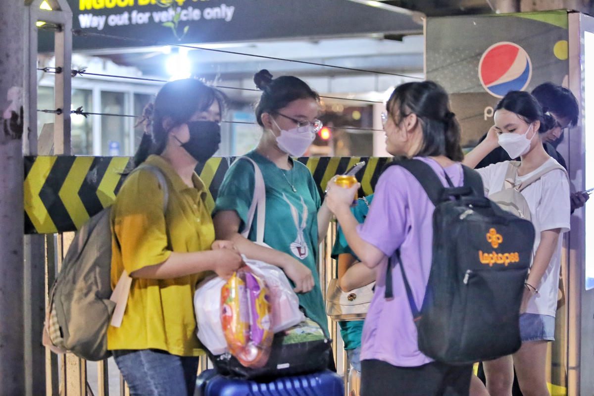 Thời tiết Hà Nội khá oi bức khiến nhiều người tỏ ra mệt mỏi.