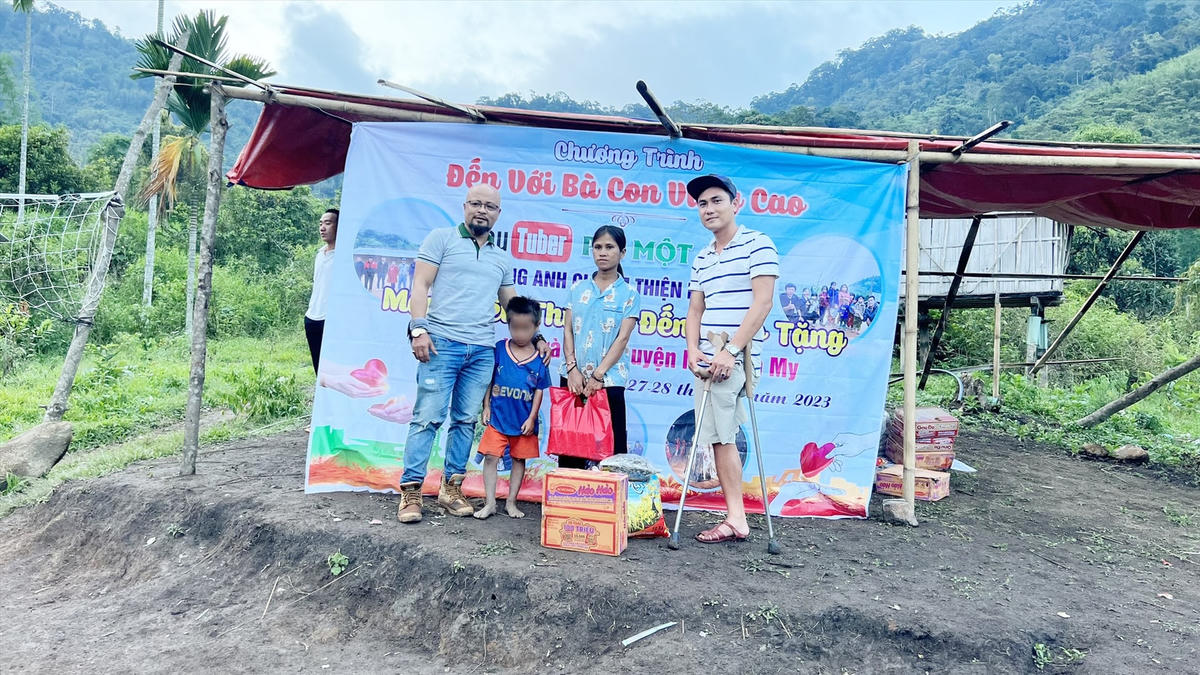 Anh Lương Phi (ngoài cùng bên phải) trong một lần tổ chức tặng quà cho trẻ em vùng cao.