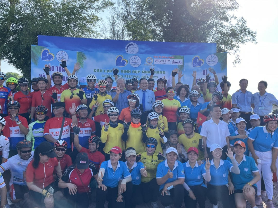 Ông Lê Hữu Hoàng, Phó Chủ tịch Thường trực UBND tỉnh Khánh Hòa chụp hình lưu niệm cùng với người dân tham gia diễu hành xe đạp bảo vệ môi trường vịnh Nha Trang.