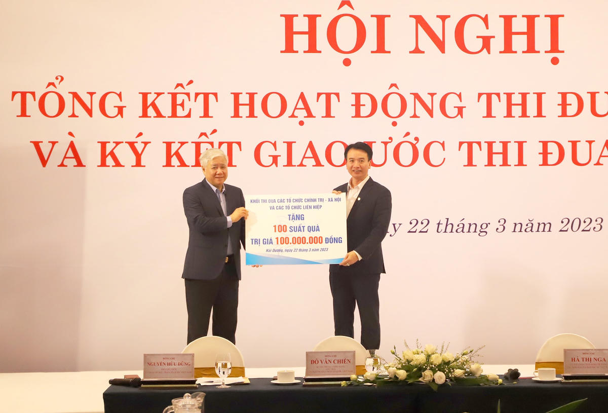 Chủ tịch Đỗ Văn Chiến trao tặng 100 suất quà cho hộ nghèo và trẻ em có hoàn cảnh khó khăn trên địa bàn tỉnh Hải Dương.