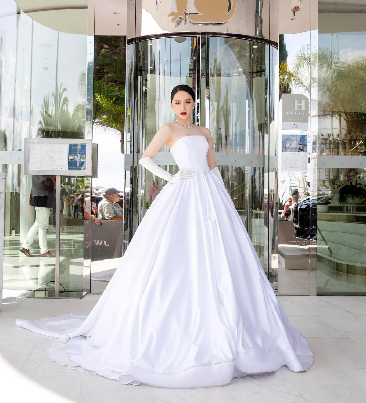 “Đây sẽ là trải nghiệm thú vị của mình và ekip dù khá là vất vả, kỷ niệm Cannes 2022", Hương Giang nói. 