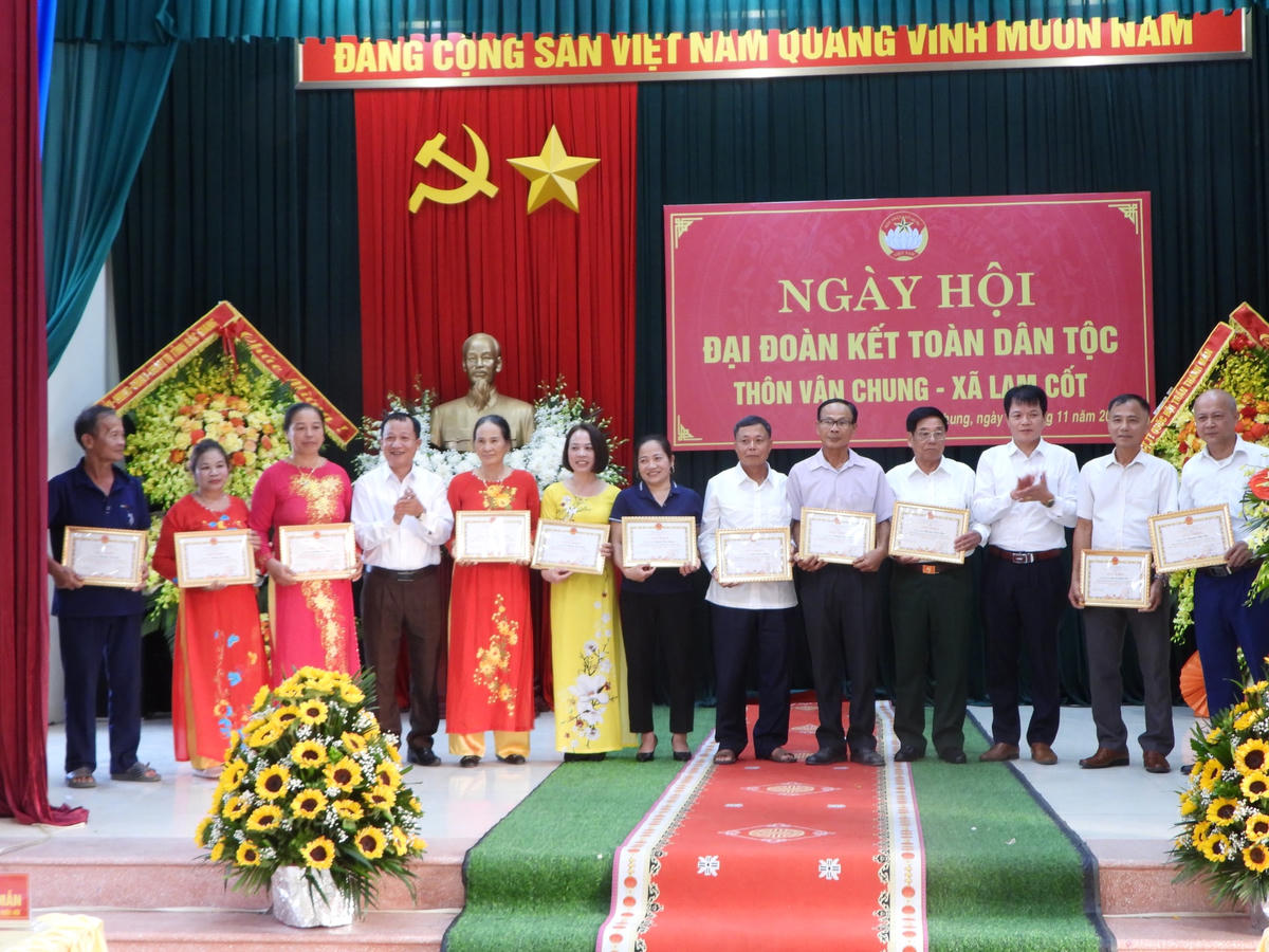 Các hộ gia đình tiêu biểu được tặng Giấy khen tại Ngày hội.