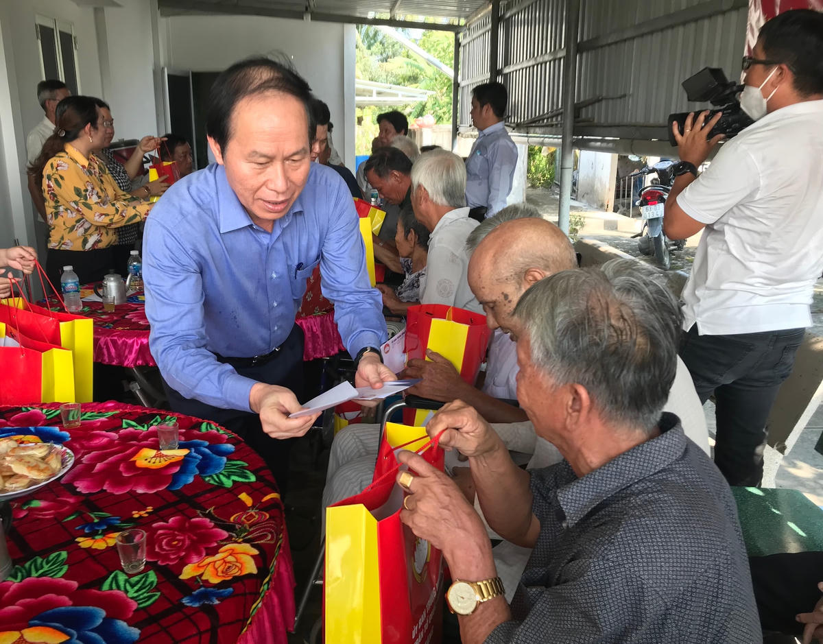 Phó Chủ tịch - Tổng Thư ký Lê Tiến Châu trao quà cho các thương binh tại Làng Thương binh (huyện Thủ Thừa, tỉnh Long An).