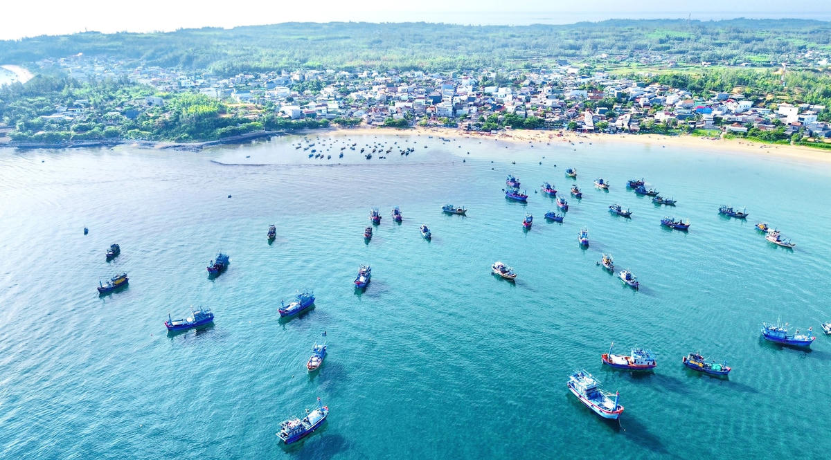 Tàu cá chạy vào bờ bán hải sản cho thương lái.