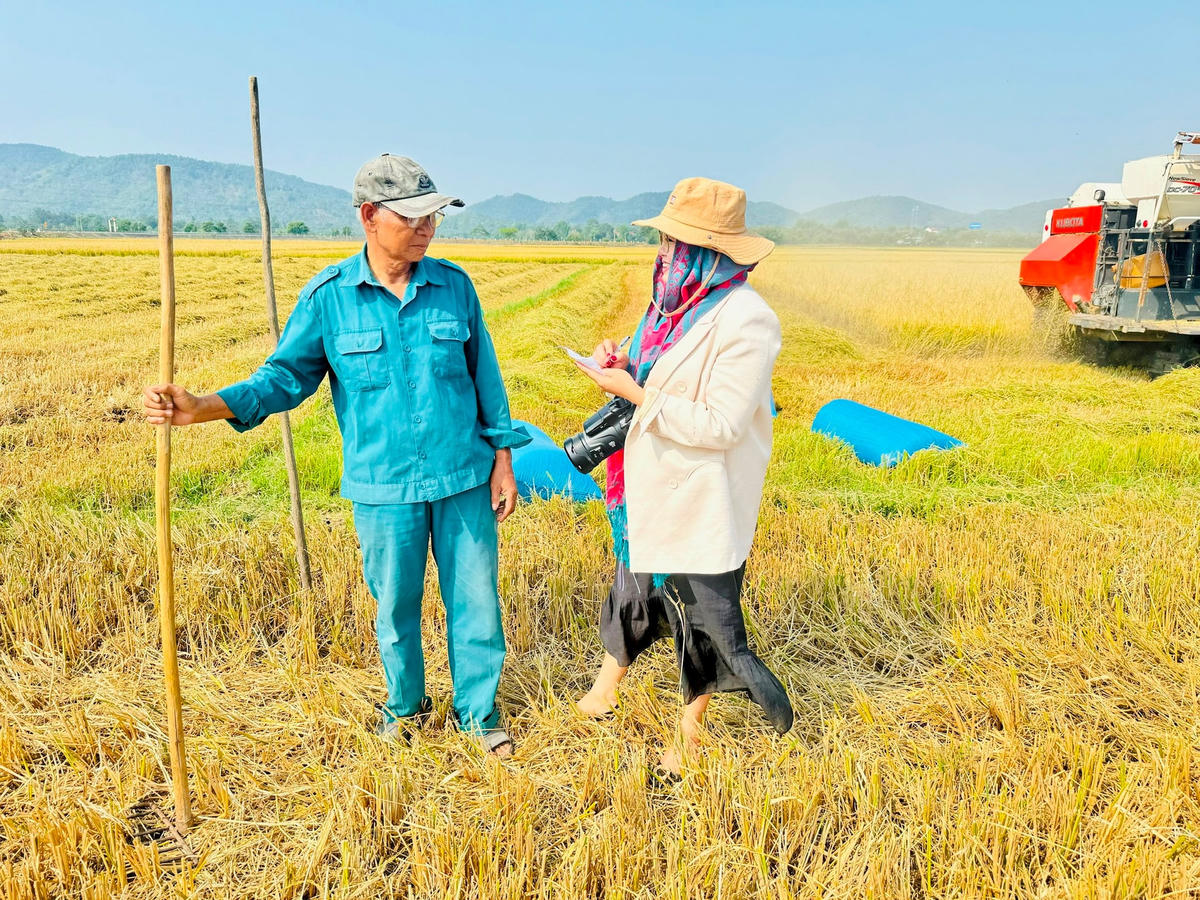 Ông Tang Knông trao đổi với phóng viên.