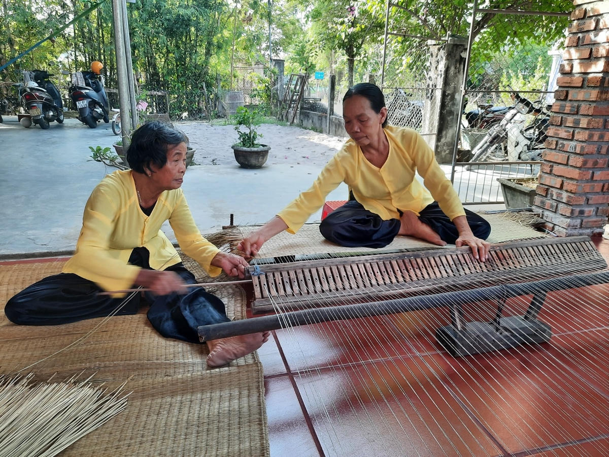 Nghệ nhân trình diễn làm chiếu.  