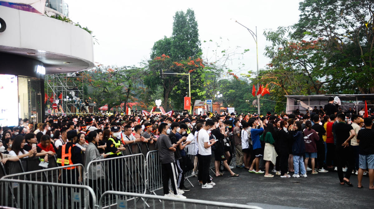  Ca sĩ Karik và Hoàng Thuỳ Linh đã góp mặt với nhiều tiết mục đặc sắc để khuấy động chương trình.