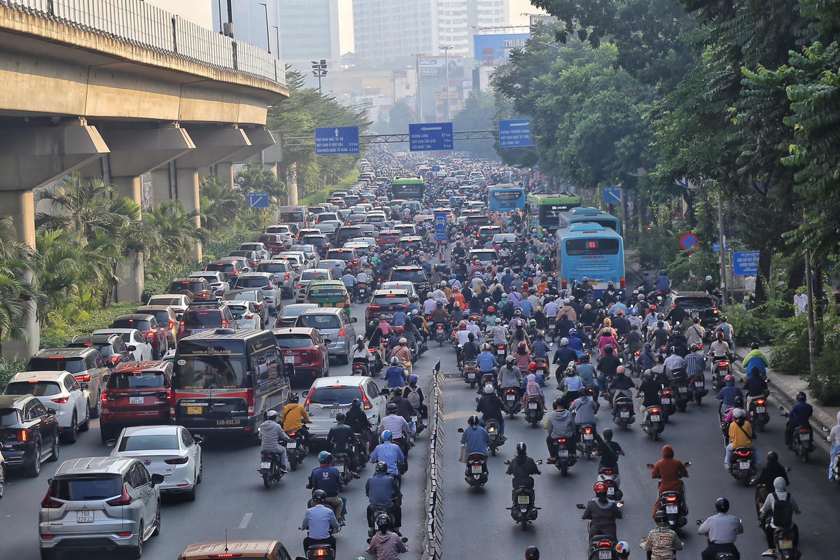 Hàng dài phương tiện đi sai làn trên đường Nguyễn Trãi.