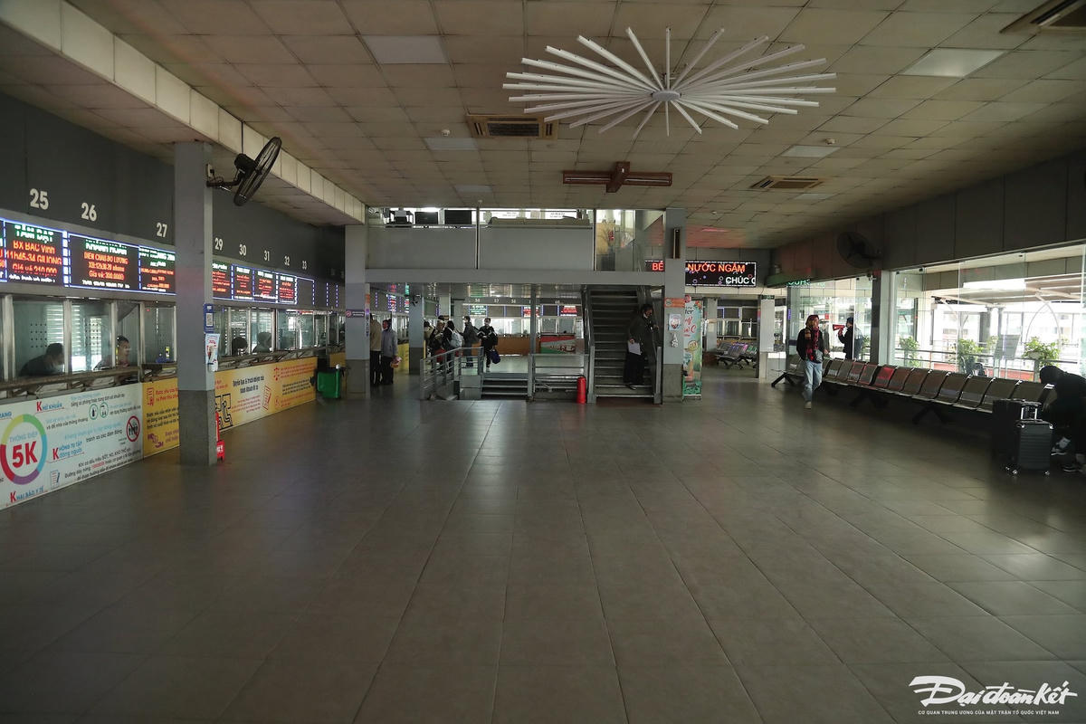 W_ben_xe_vang_ve-le-khanh5.jpg