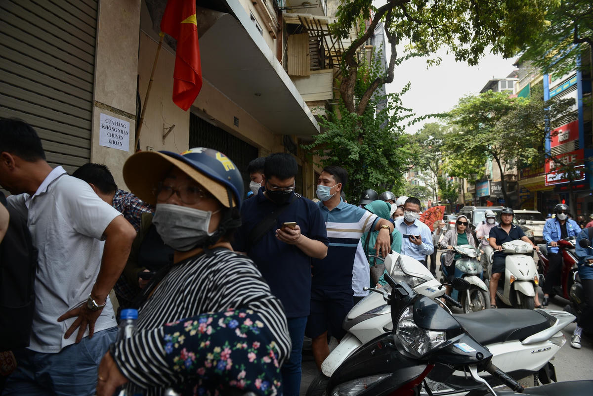 Hà Nội: Xếp hàng hàng tiếng đồng hổ chỉ để... mua bánh Trung thu