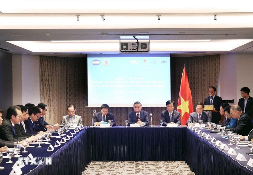 Tổng Bí thư Tô Lâm gặp mặt thành viên Mạng lưới Đổi mới sáng tạo Việt Nam và chuyên gia người Việt Nam tại Hàn Quốc. (Ảnh: Thống Nhất/TTXVN)