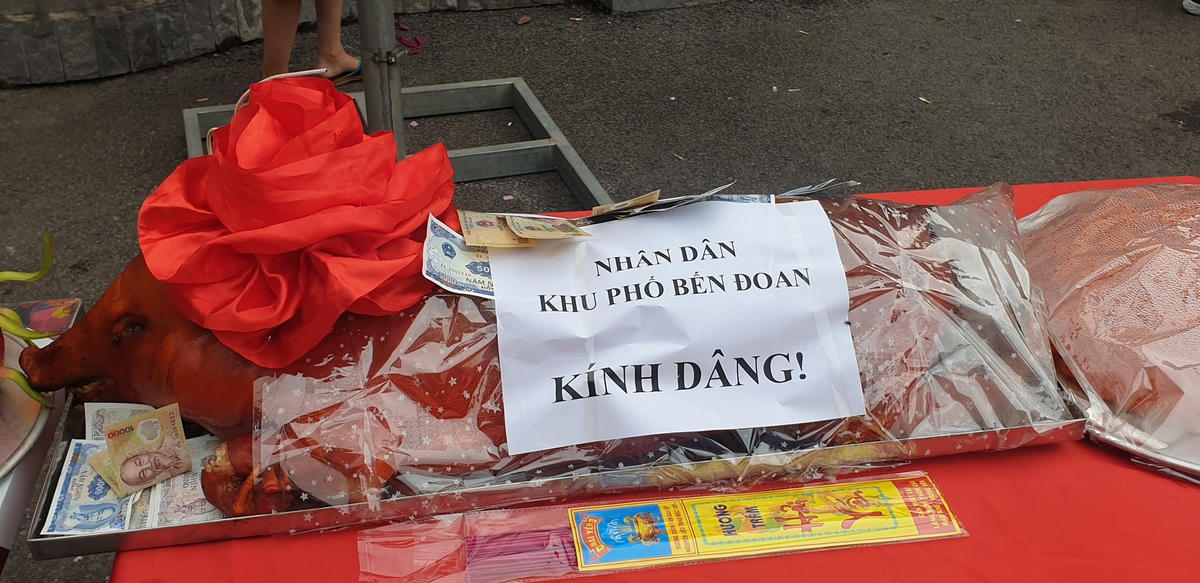 Một phẩm vật của nhân dân cúng lễ Đức Ông Trần Quốc Nghiễn.