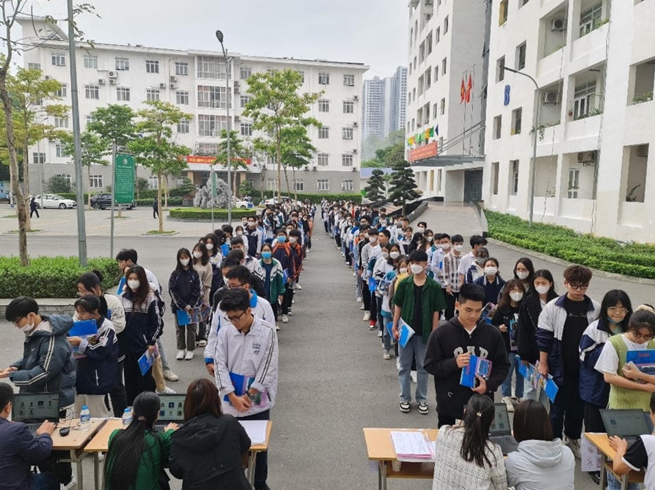 Thí sinh làm thủ tục dự thi Đánh giá năng lực đợt 3 tại Đại học Tài nguyên và Môi trường Hà Nội, ngày 9/4 Ảnh: ĐH Quốc gia Hà Nội.