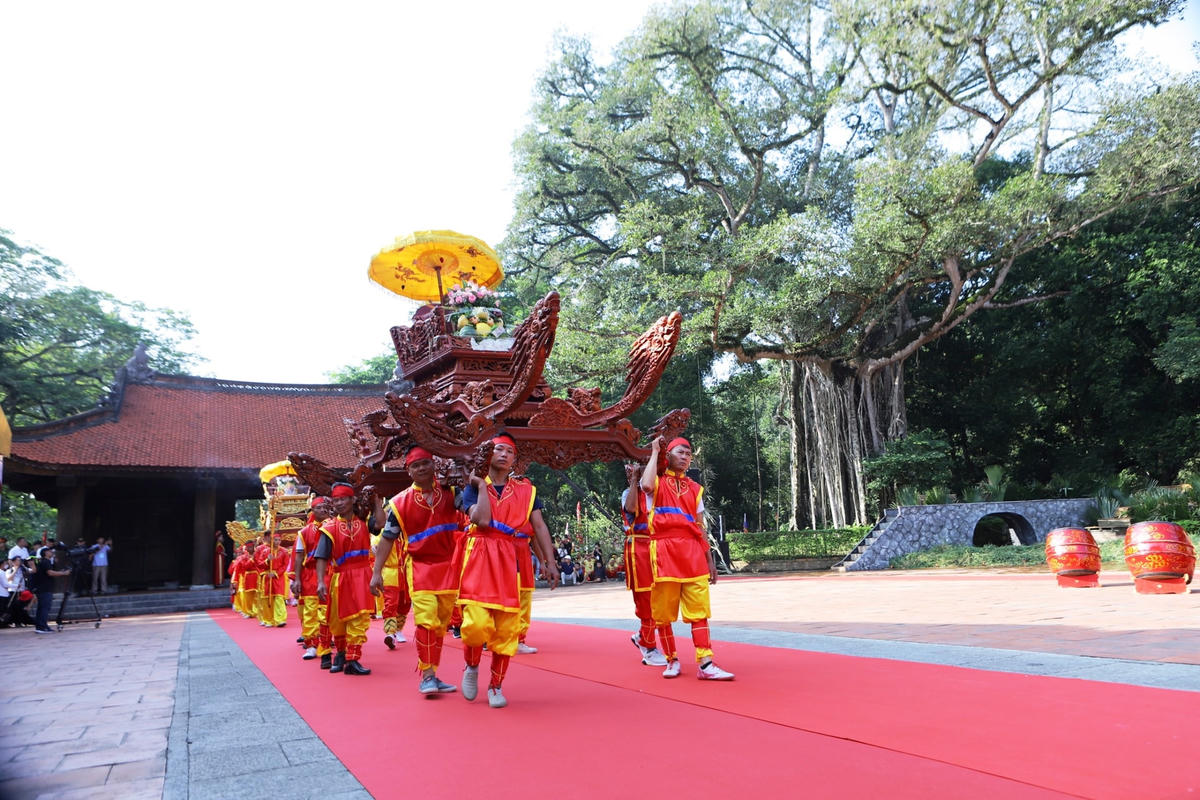 Lễ hội Lam Kinh năm 2023 được bắt đầu với nghi thức rước kiệu Đức Vua Lê Thái Tổ, kiệu Trung túc Vương Lê Lai từ đền thờ Vua Lê Thái Tổ và Đền thờ Trung túc vương Lê Lai về Sân rồng Chính điện Lam Kinh.