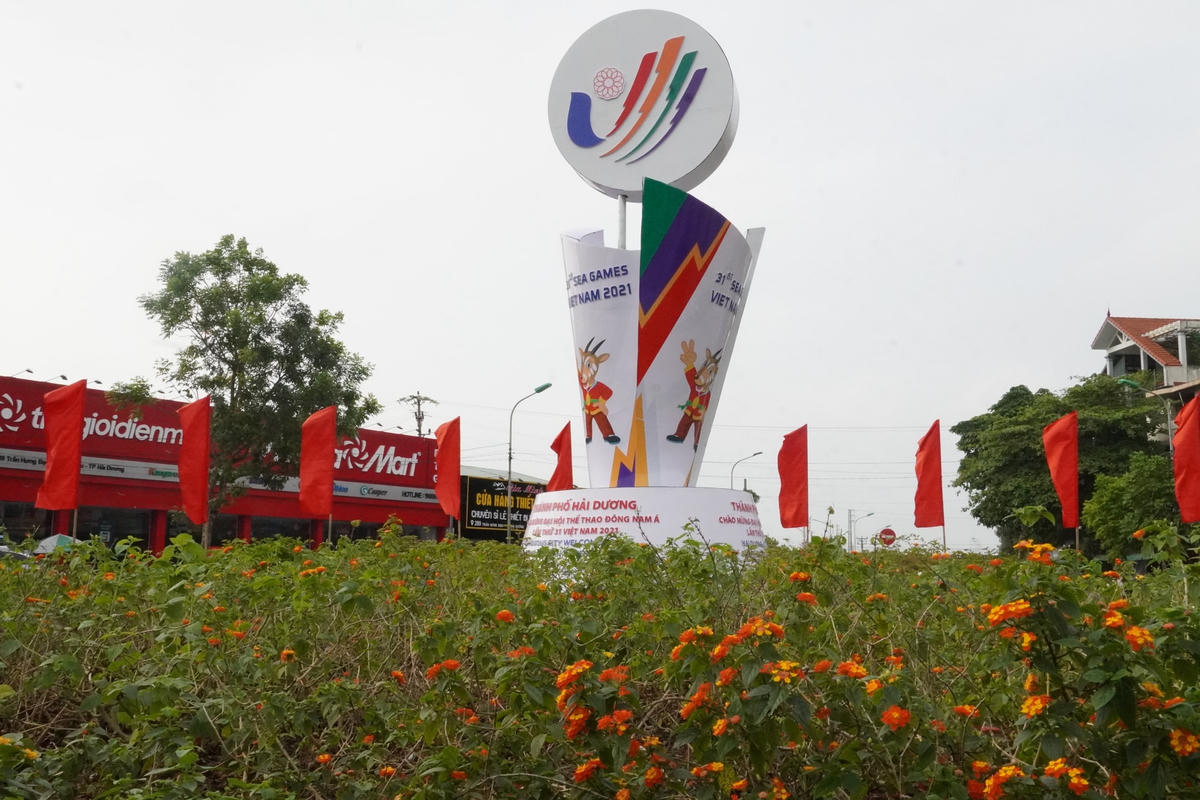 Việc trang hoàng đường phố được Hải Dương gấp rút hoàn thành trước ngày khai mạc SEA Games 31.