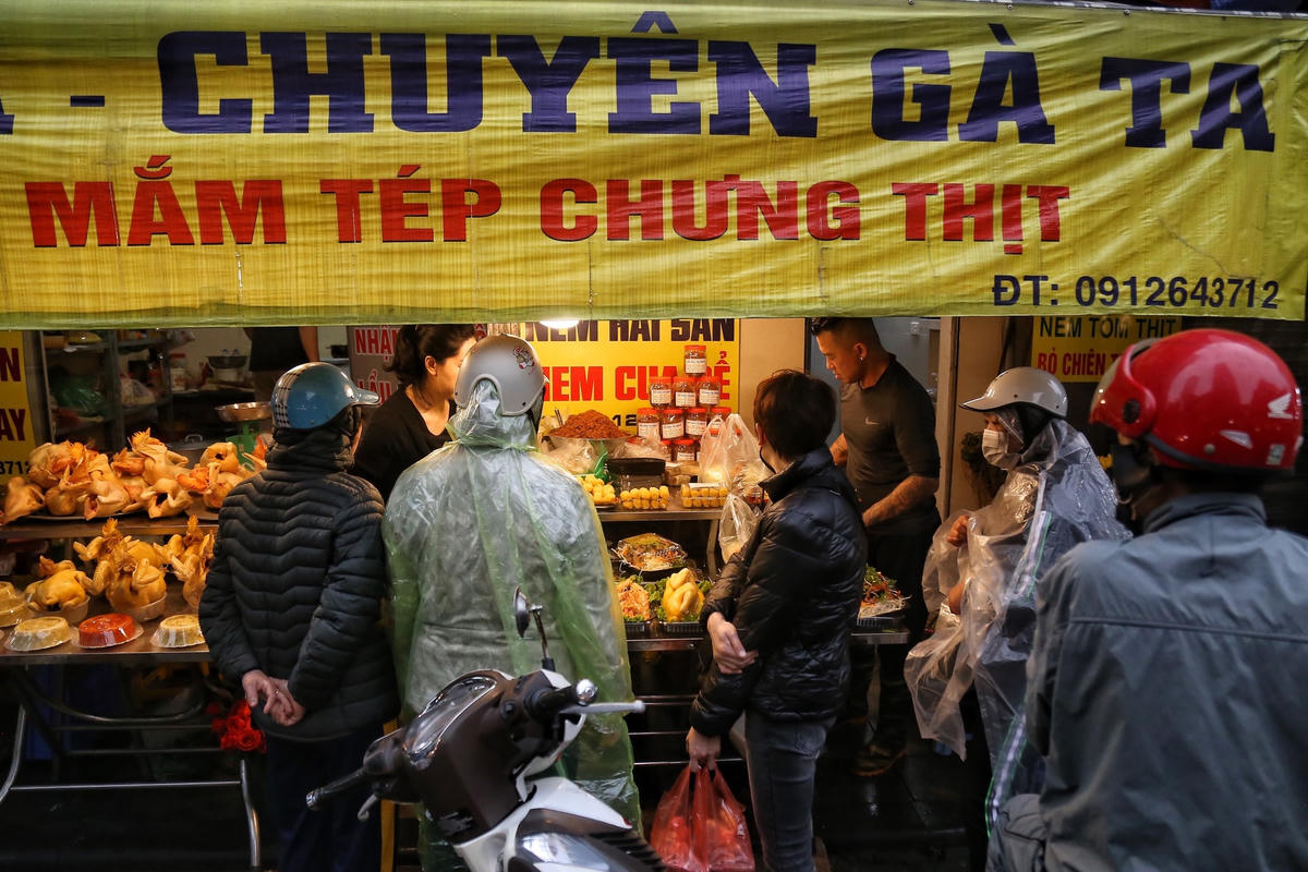 Theo cô Dung, giá gà sẽ giao động từ 400-500 nghìn đồng/con. Còn mâm cơm cúng có giá 1 triệu 500 nghìn đồng.