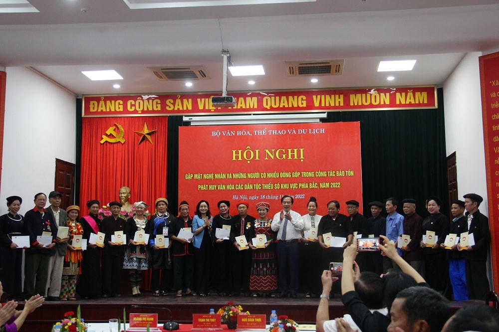 Phó Chủ tịch UBTƯ MTTQ Việt Nam Ngô Sách Thực cùng lãnh đạo Bộ VHTT&DL trao quà cho các nghệ nhân có nhiều đóng góp trong công tác bảo tồn, phát huy văn hóa các dân tộc thiểu số khu vực phía Bắc.