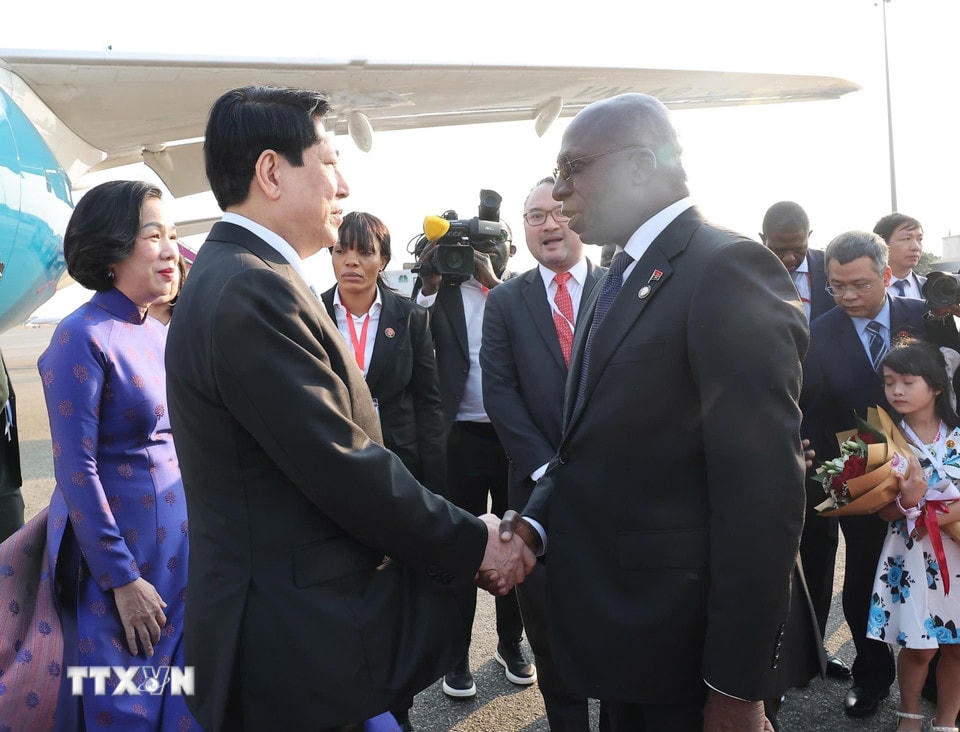 Bộ trưởng Ngoại giao Angola Téte António đón Chủ tịch nước Lương Cường và Phu nhân tại sân bay quốc tế Quatro de Fevereiro, thủ đô Luanda. (Ảnh: Lâm Khánh/TTXVN)