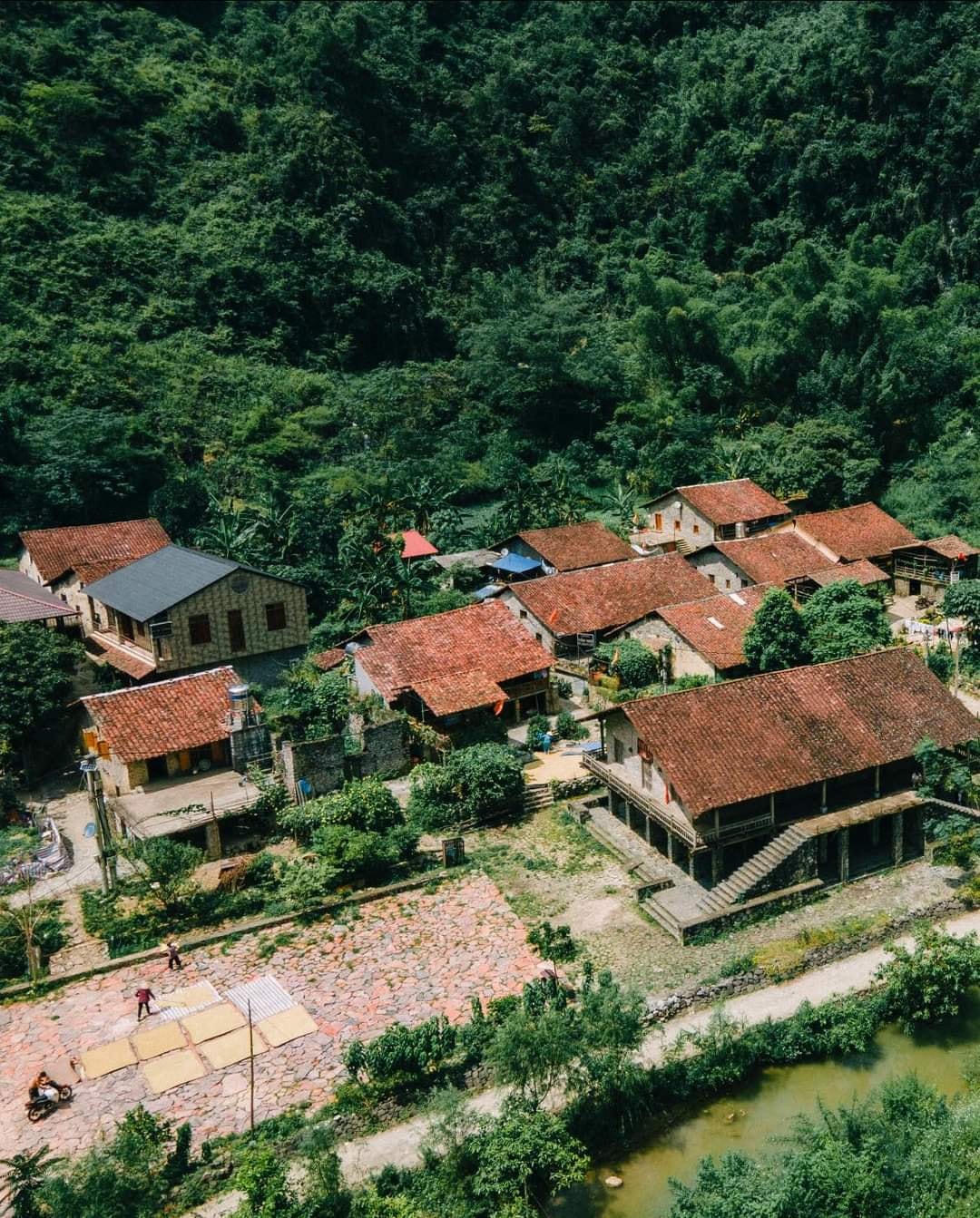 Nhìn từ trên cao, khung cảnh bình yên của bản làng như được gói gọn. 