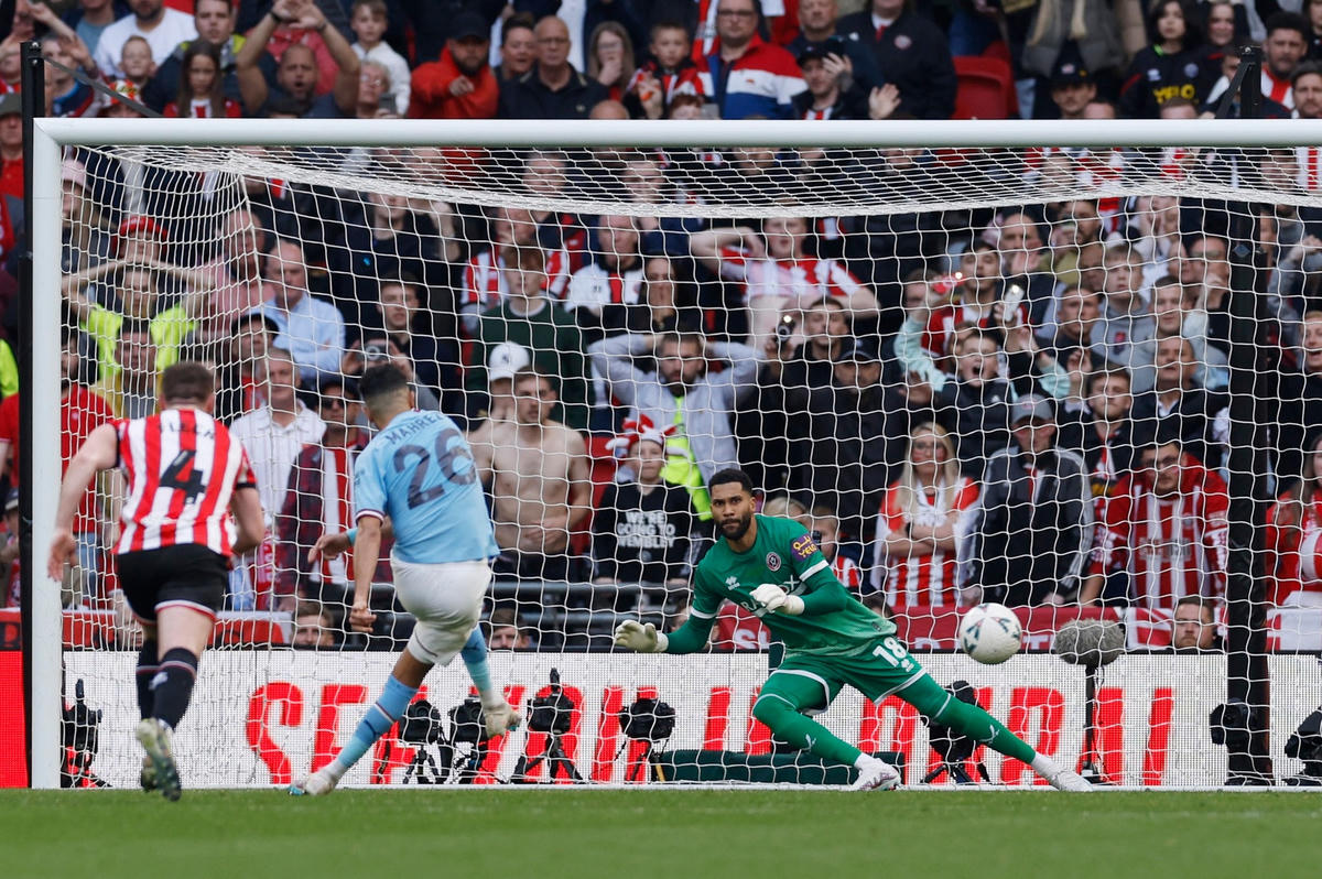 Riyad Mahrez thắng thủ thành Wesley Foderingham trên chấm 11m.